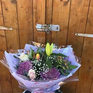 Back at it today 💪🏻 

If you’d like any flower arrangements/funeral quotes please let me know 🤍 

📍 Based in Tuxford
🚚 Delivery to surrounding areas
✉️ Postage available on all silk items
📞 07894 424159
✉️ tcfloraldesigns@outlook.com
Or just pop me a message to order 🤍