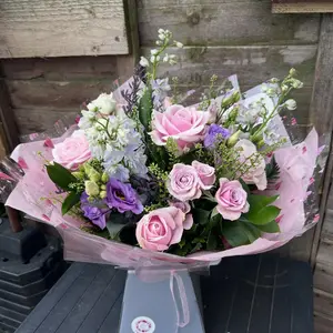 I’m still here ( incase anyone is missing me 🤣

You’ve all been keeping me busy and there’s just not enough hours in the day! 

I had a beautiful fresh delivery this morning so I’m fully stocked up for any gift orders for the next few days! 

To order please contact 07894 424159 or message on insta/facebook/whatsapp

Free delivery in Tuxford then delivering available to all surrounding areas 💕