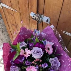 Special 1st wedding anniversary hand tied ♥️

Purples and pinks 

Get in touch to order flowers 

To order please call 07894 424159 or message on Facebook, instagram or WhatsApp to order 

Delivery in Tuxford is free and I do deliver to all surrounding areas too! 🤍🤍