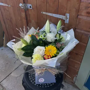 This sunshine 🤍

Hand tieds starting from £25

All your flower needs with me Today was full of 3 beautiful yellow, white and peach hand tieds that went out 💛 

If you’d like any flower arrangements/funeral quotes please let me know 🤍 

📍 Based in Tuxford
🚚 free delivery in Tuxford, Delivery to all surrounding areas 
✉️ Postage available on all silk items
📞 07894 424159
✉️ tcfloraldesigns@outlook.com
Or just pop me a message to order 🤍