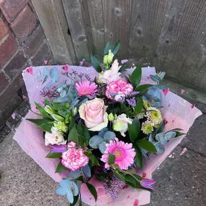 A bouquet a day keeps the doctor away 😝

Hand tieds starting from £25

If you’d like any flower arrangements/funeral quotes please let me know 🤍 

📍 Based in Tuxford
🚚 free delivery in Tuxford, Delivery to all surrounding areas 
✉️ Postage available on all silk items
📞 07894 424159
✉️ tcfloraldesigns@outlook.com
Or just pop me a message to order 🤍