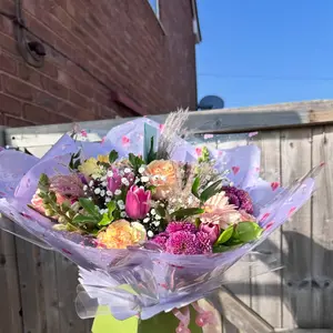 I have availablity for a few more handtieds if anyone is interested? Starting from £25! Florist choice though (don’t worry you’re in good hands🤣 ) 

I have collection slots for Friday or Saturday and delivery slots for Saturday. Deliveries to all surrounding areas of Tuxford! 

📍 Based in Tuxford
🚚 Delivery to surrounding areas
✉️ Postage available on all silk items
📞 07894 424159
✉️ tcfloraldesigns@outlook.com
Or just pop me a message to order 🤍