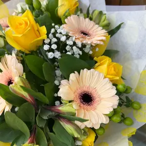 Today was full of 3 beautiful yellow, white and peach hand tieds that went out 💛 

If you’d like any flower arrangements/funeral quotes please let me know 🤍 

📍 Based in Tuxford
🚚 Delivery to surrounding areas
✉️ Postage available on all silk items
📞 07894 424159
✉️ tcfloraldesigns@outlook.com
Or just pop me a message to order 🤍