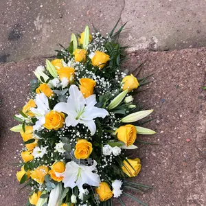 Flowers for Judy Bland 🤍 

I was asked to create a 3ft casket spray in yellows and whites, the spray included stunning yellow roses, white Lily’s, gyp and white Lysianthus

 2 x 2ft sprays to match 💛 

Arrangements delivered to @Hancocks Funeral Directors