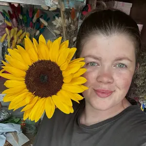 Oh hey just me with the biggest sunflower everrr! 

Just a little update if you are waiting for any postage orders please bare with me, Lennie ( the baby) has got chicken pox so I’m behind on postage orders. Soon as he’s better all will be sorted asap 🤍