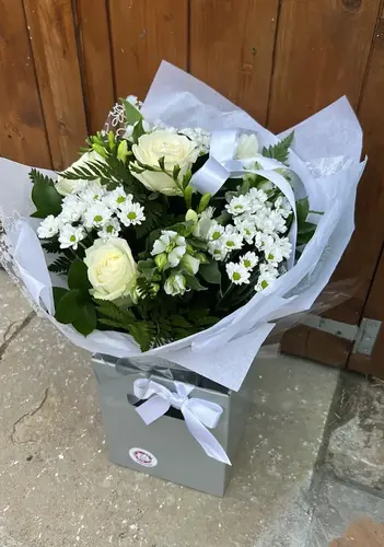 Daisy Dreams bouquet with fresh daisies and greenery